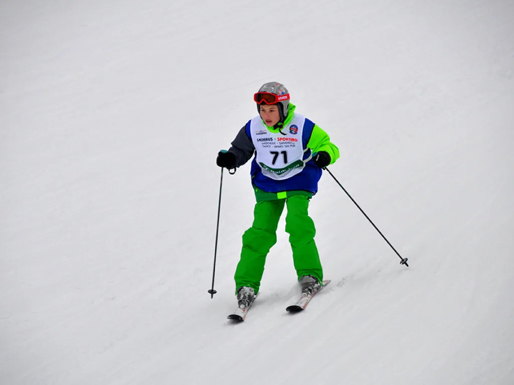 Skifahrer mit Startnummer 71 in grüner Hose.